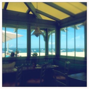 Sommerlicher Blick vom Restaurant "club plage pereire" auf den Strand von Arcachon 