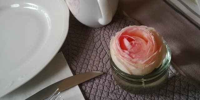 la table du petit déjeuner à la maison bleue : porcelaine blanche et touches de rose sur fond gisé : le charme d'être reçu en chambre d hotes Bordeaux centre